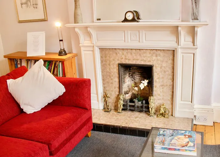 2 Bedroom Flat In Morningside